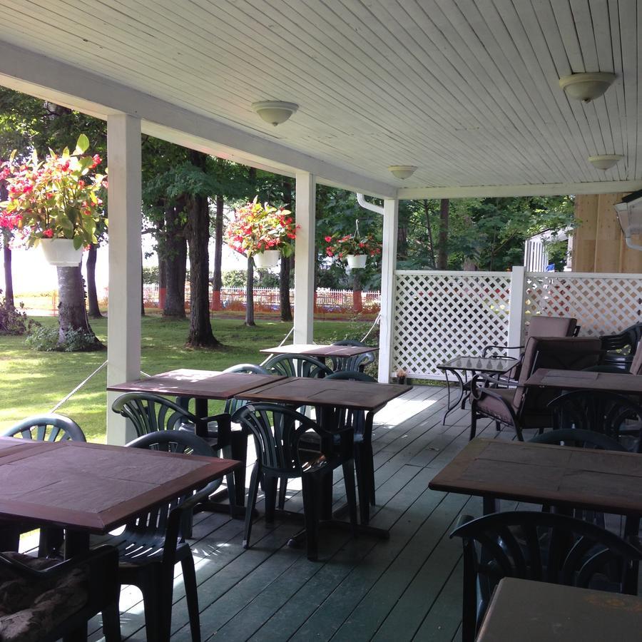 Auberge Les Blancs Moutons Saint-Laurent-de-l'ile d'Orleans Exterior photo